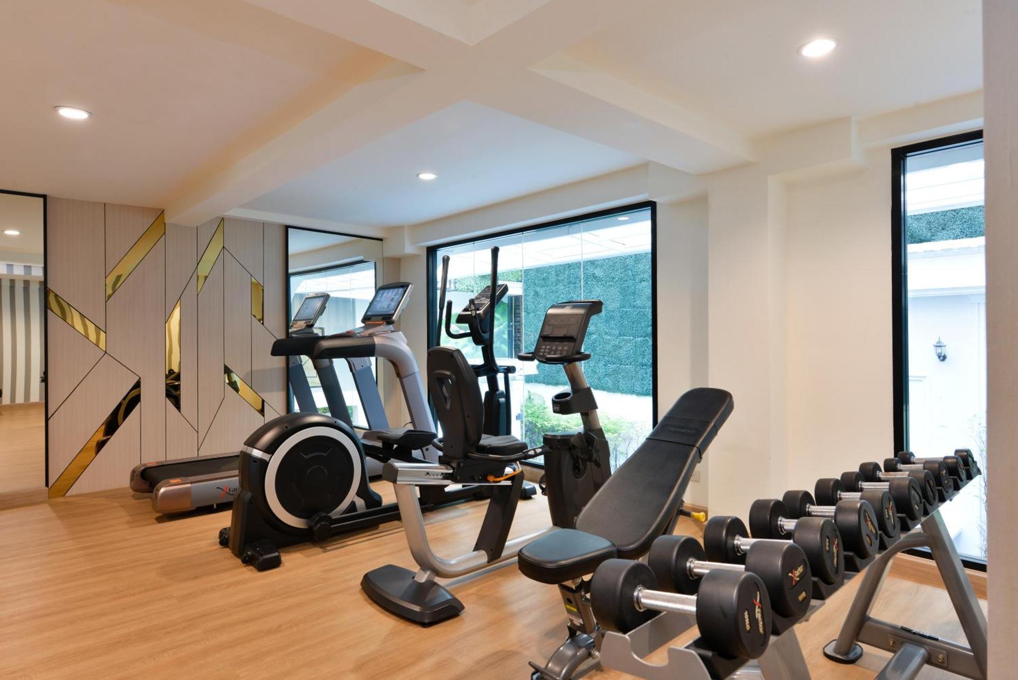 Villa De Pranakorn Bangkok Exteriér fotografie The gym at the hotel