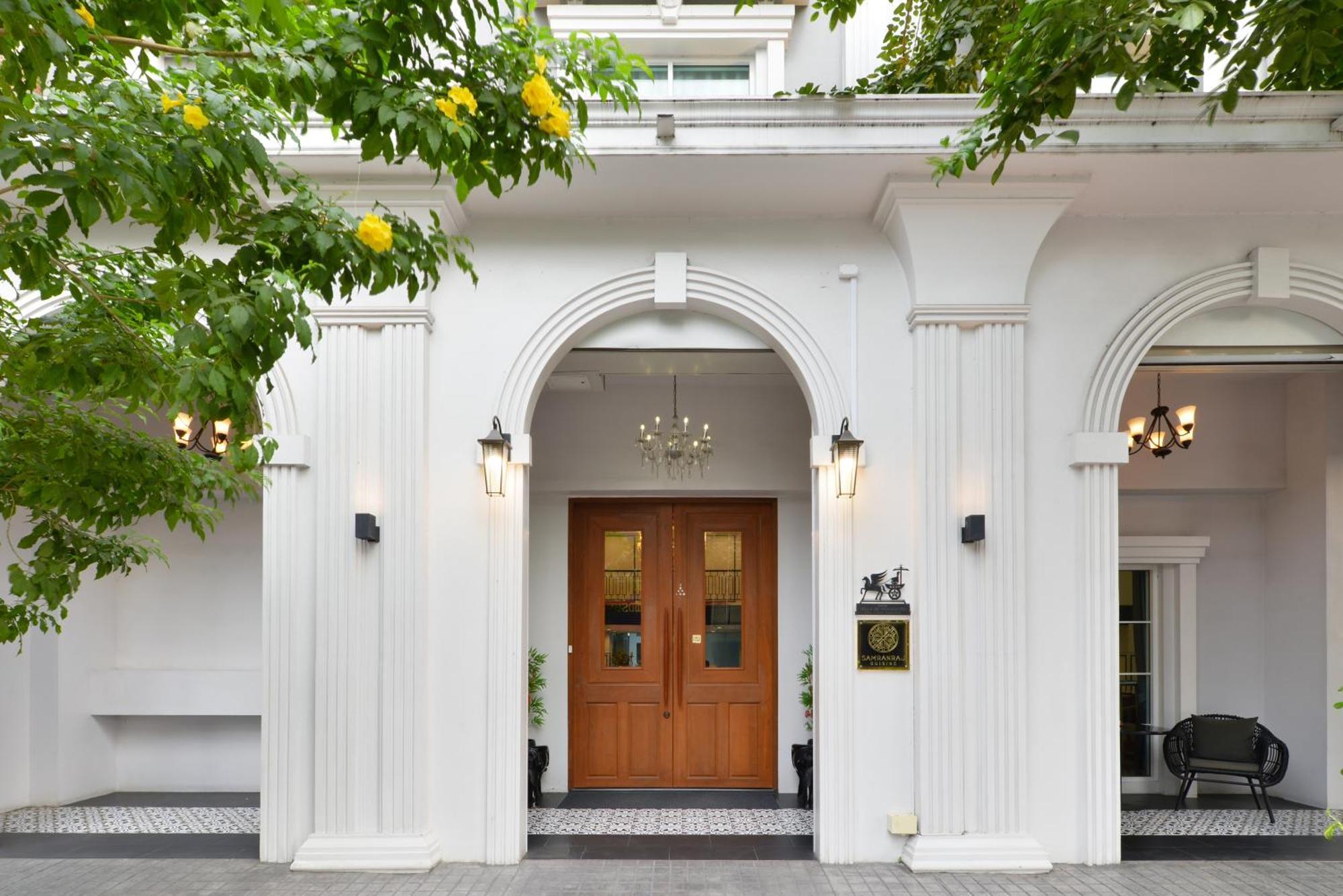 Villa De Pranakorn Bangkok Exteriér fotografie The entrance of the hotel