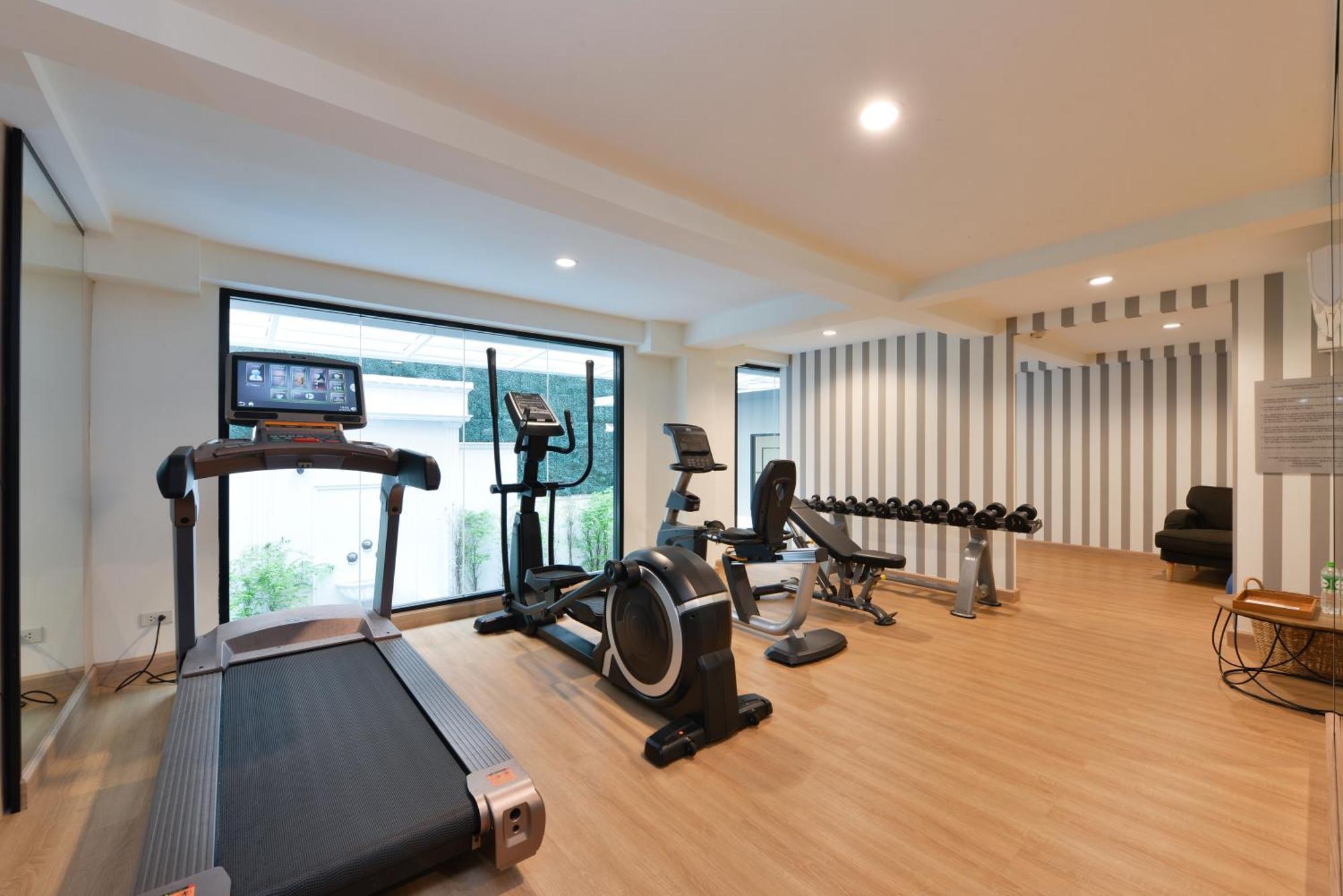 Villa De Pranakorn Bangkok Exteriér fotografie A gym at a hotel