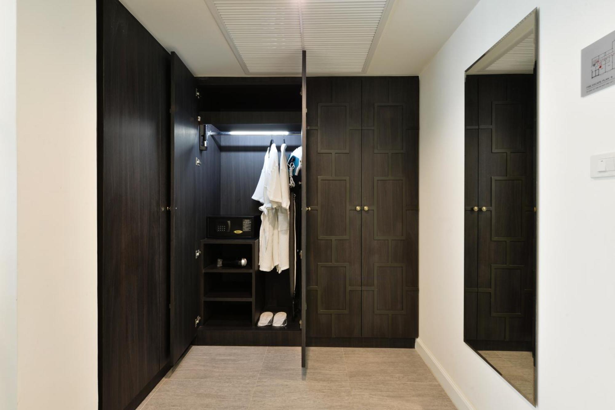 Villa De Pranakorn Bangkok Exteriér fotografie A walk-in closet