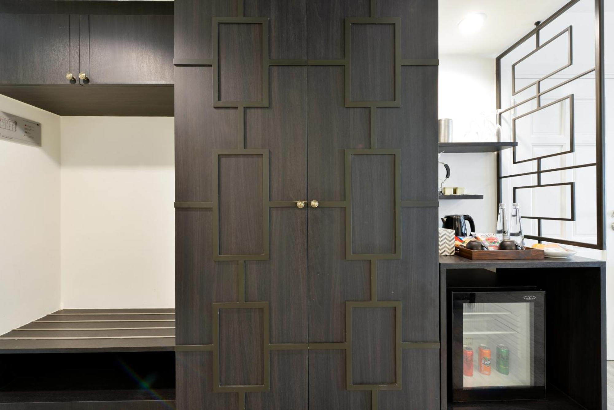 Villa De Pranakorn Bangkok Exteriér fotografie A door made of wood veneer