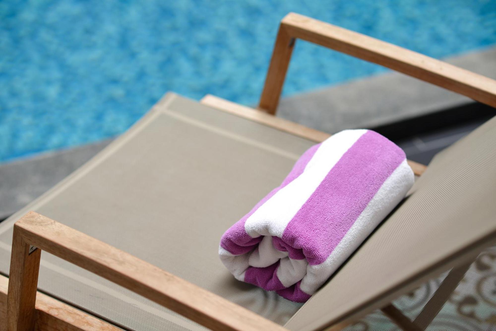Villa De Pranakorn Bangkok Exteriér fotografie A pool towel