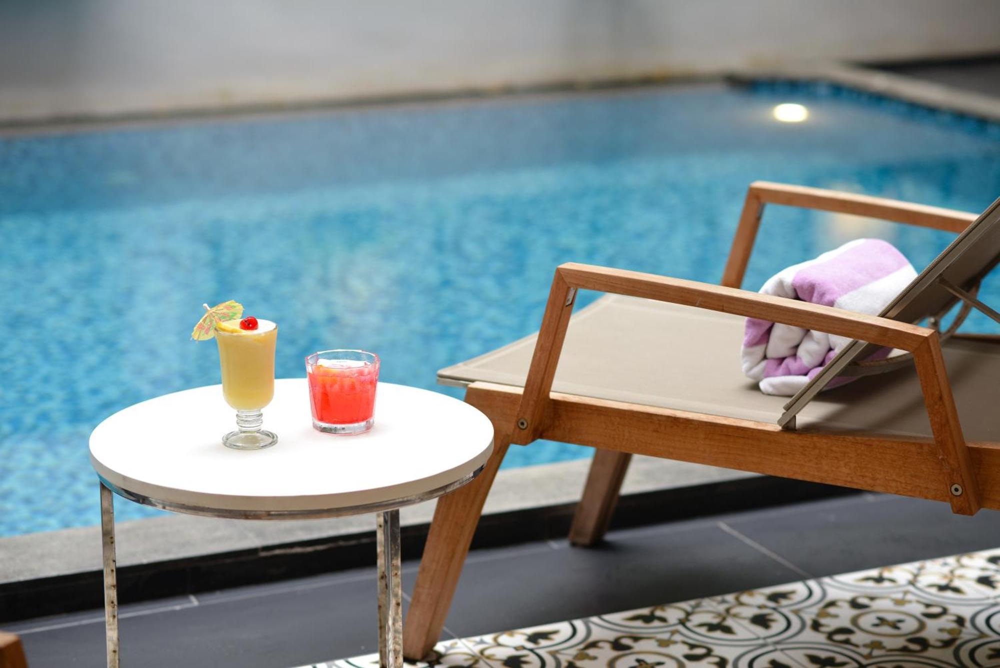 Villa De Pranakorn Bangkok Exteriér fotografie Swimming pool at the hotel